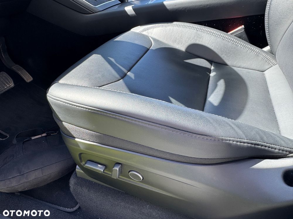 Tesla Model Y - 16