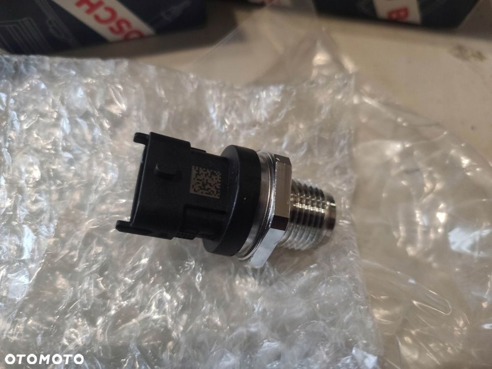 CZUJNIK CIŚNIENIA PALIWA R210 R235 R290 HL730 HL740 HL757 0281006364 - 2