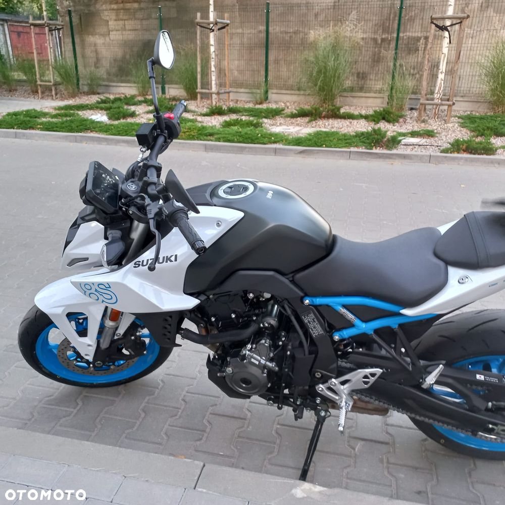 Suzuki GSX - 6
