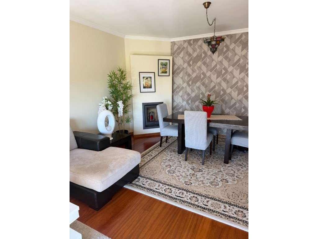 Apartamento T2 a 50 Metros da Praia com Garagem e Arrumos - Grande imagem: 5/8