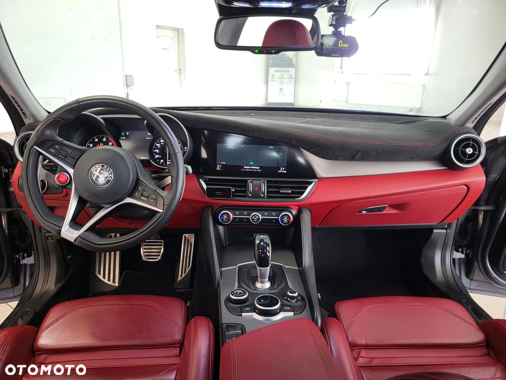 Alfa Romeo Giulia 2.0 Turbo 16V AT8-Q4 Ti - 24