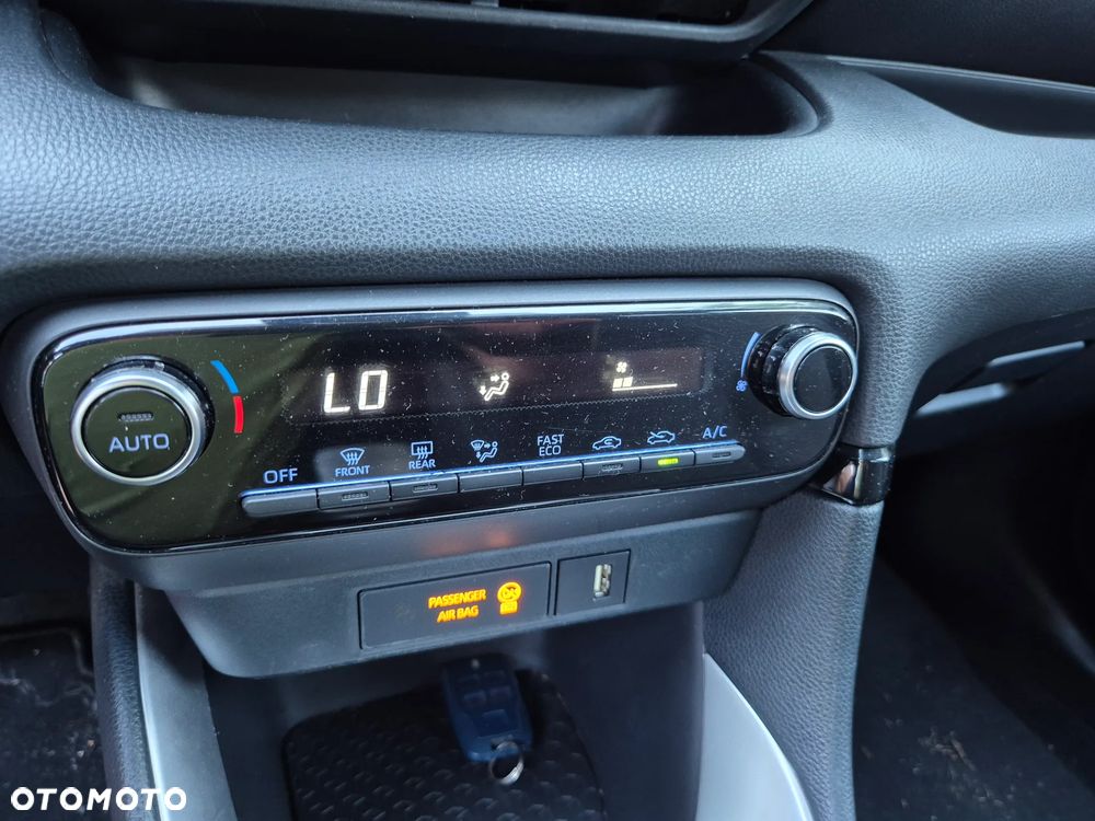 Toyota Yaris Hybrid 100 Dynamic EU6 - 24