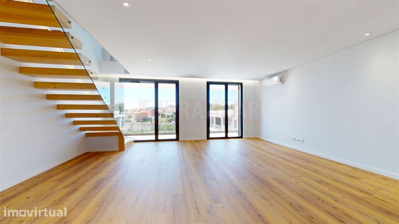 T4 Duplex com 3 Suítes, Grandes Varandas, Garagem e Vistas Desafogadas - Grande imagem: 3/27