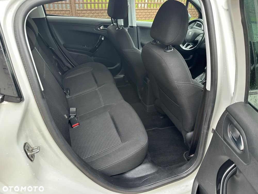 Peugeot 208 1.2 PureTech GPF Signature S&S - 8