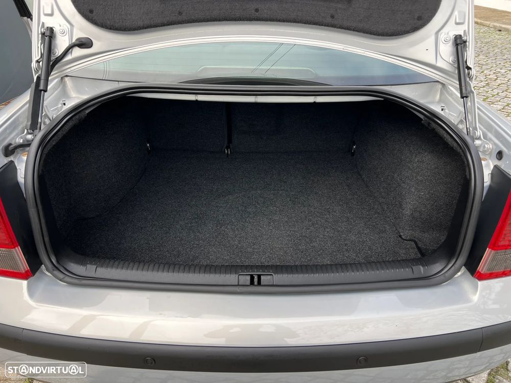 VW Passat 1.9 TDi Confortline - 28