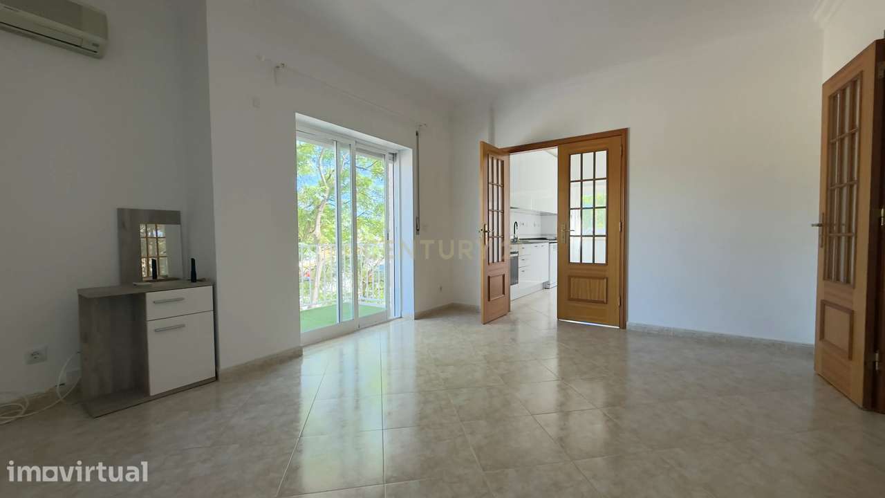 Apartamento T2 com bastante Luz Natural, na Torre da Marinha - Seixal - Grande imagem: 3/16