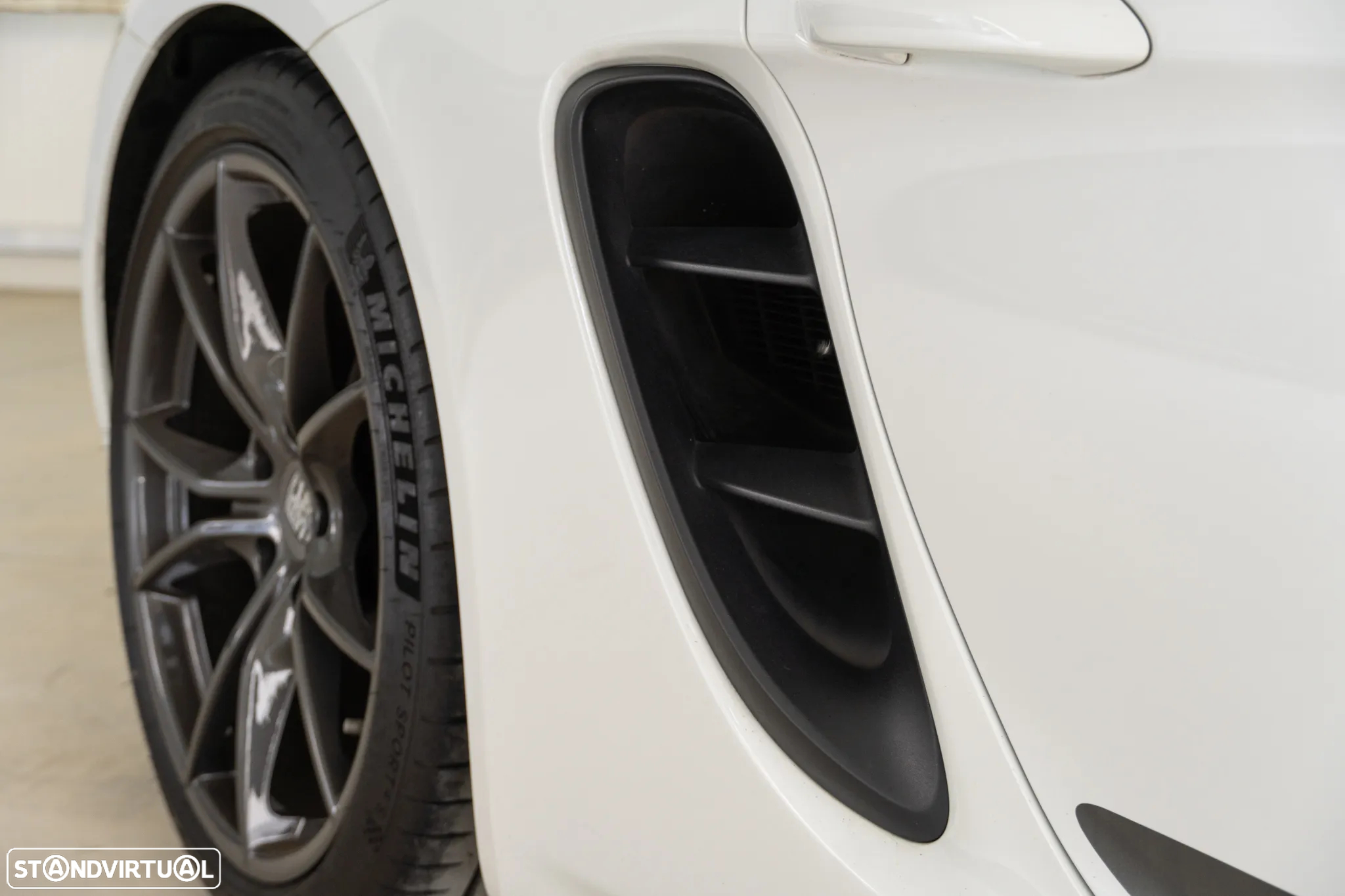 Porsche 718 Cayman T - 24