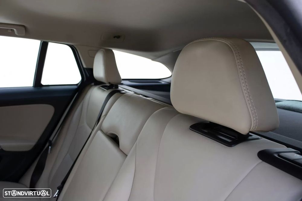Volvo V60 D6 Plug-In-Hybrid AWD Geartronic Momentum — fotografia 19
