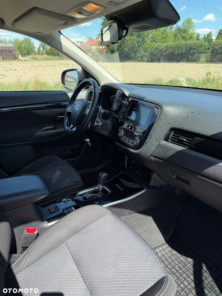 Mitsubishi Outlander 2.0 Instyle + 4WD CVT - 9