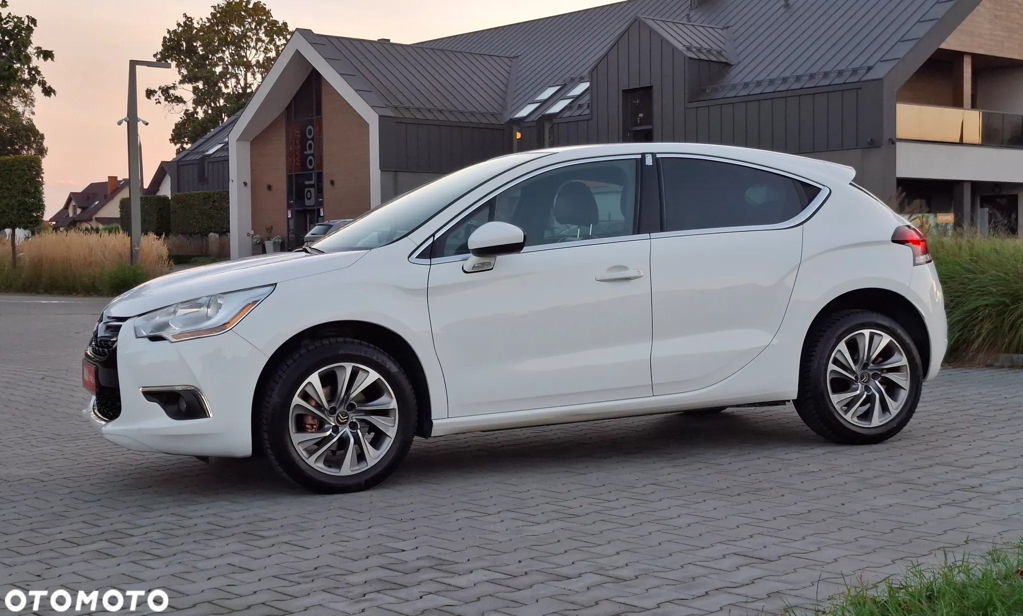 Citroën DS4 e-HDi 115 SoChic - 4