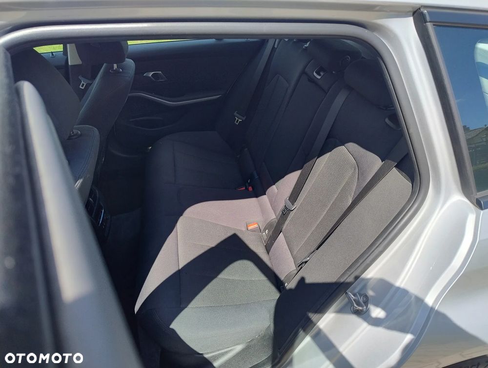 BMW Seria 3 318d - 22