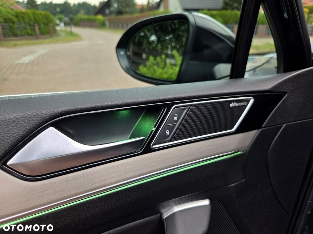 Volkswagen Passat Variant 2.0 TDI SCR 4Motion DSG Elegance - 18