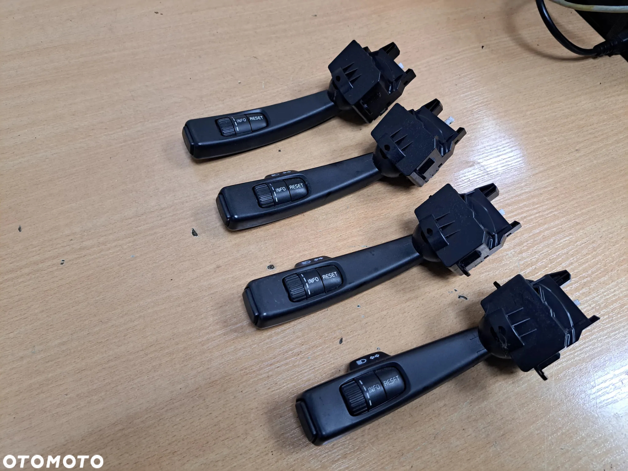 MANETKA LEWA PRZEŁĄCZNIK KIERUNKOWSKAZÓW VOLVO V50 S40 II C30 C70 2004-2012 - 2