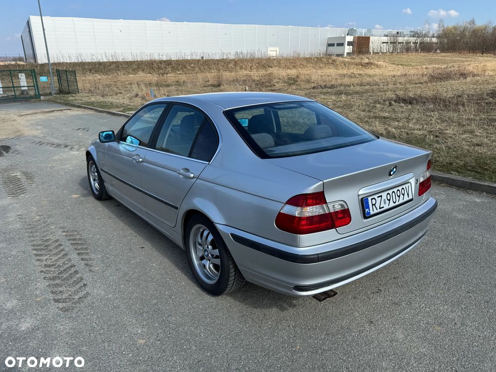 BMW Seria 3 323i - 5