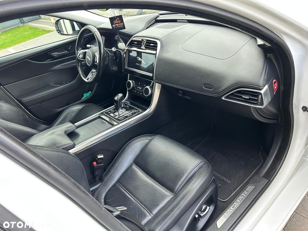 Jaguar XE 2.0 T R-Sport - 13