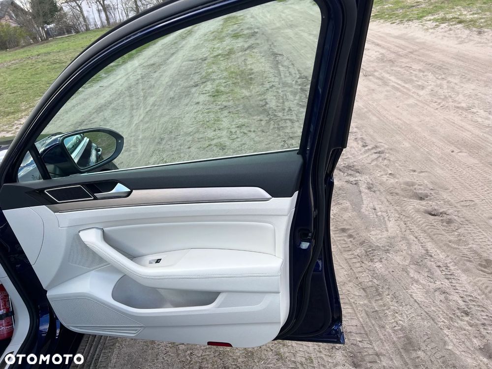 Volkswagen Passat - 11
