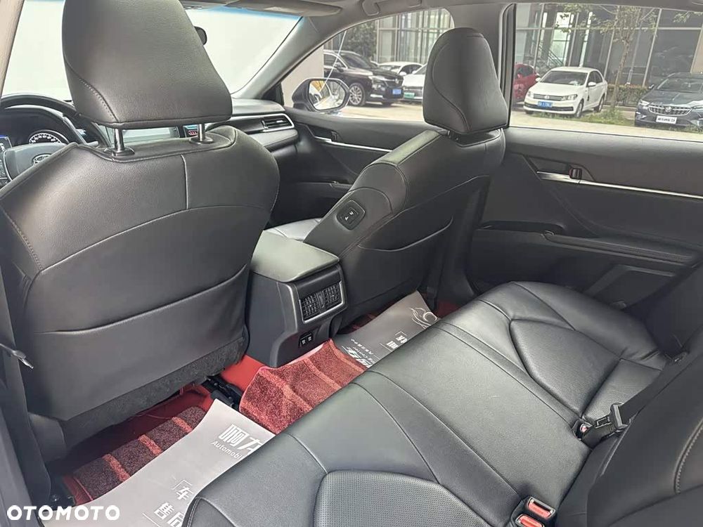 Toyota Camry Luxury - 20