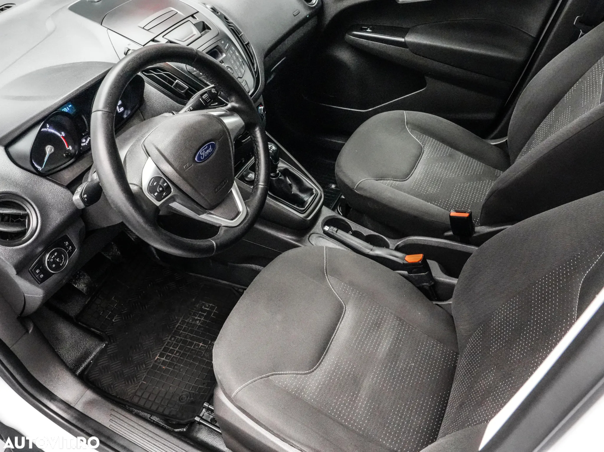 Ford Transit Courier - 11