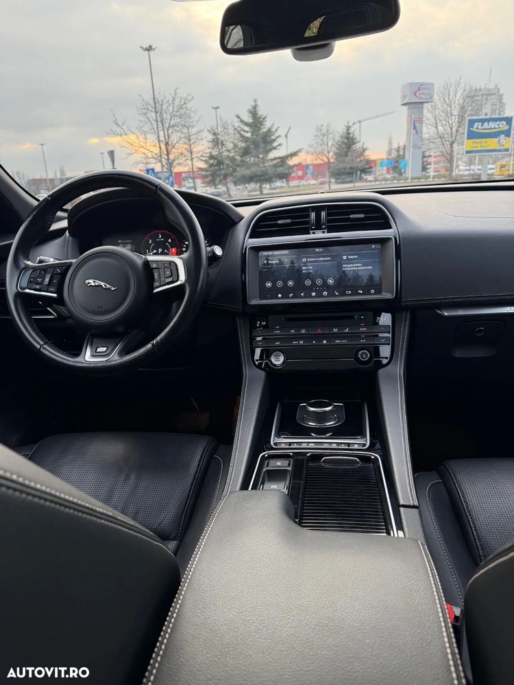 Jaguar F-Pace 20d Aut. R-Sport - 12