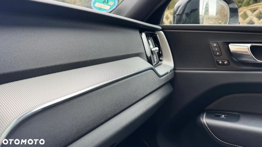 Volvo XC 60 B4 D AWD Plus Dark - 33