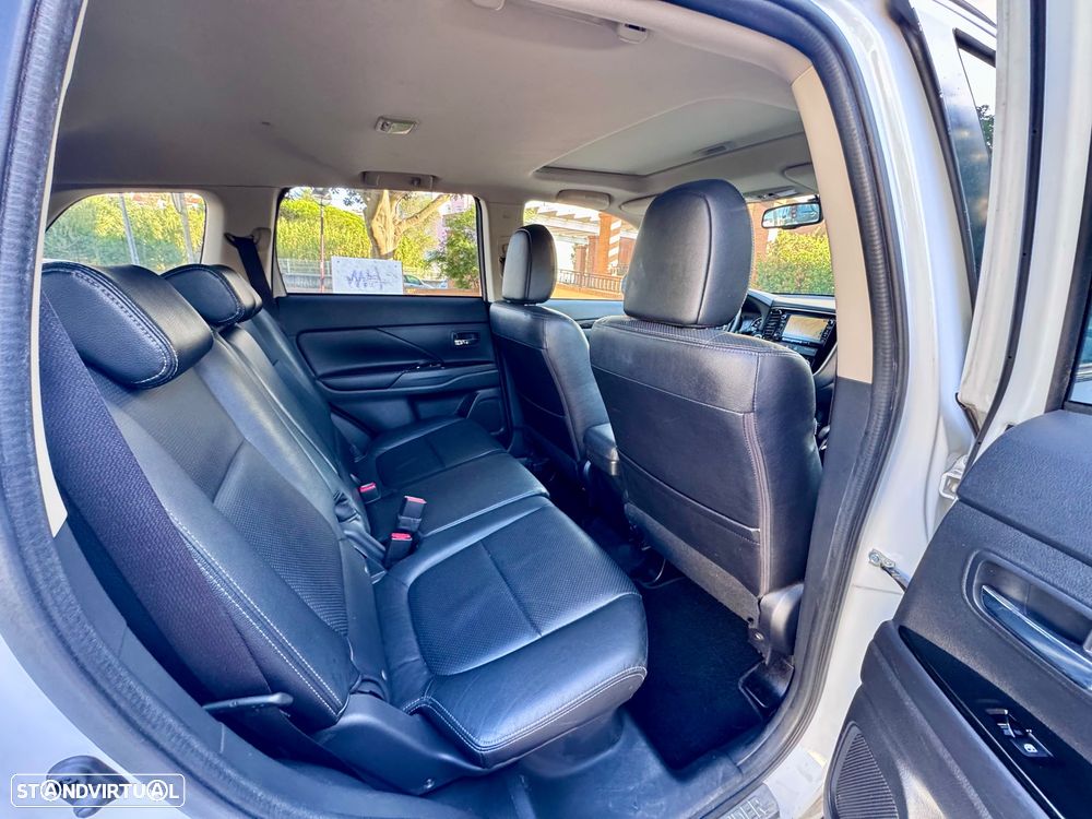 Mitsubishi Outlander 2.2 DI-D Instyle Navi Black Edition - 12