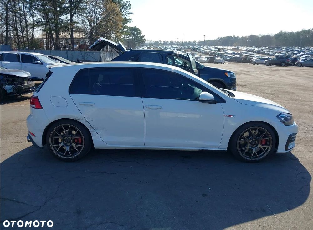 Volkswagen Golf - 6