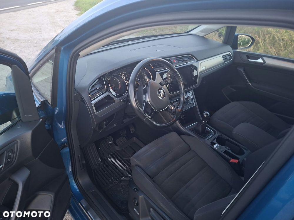 Volkswagen Touran - 16