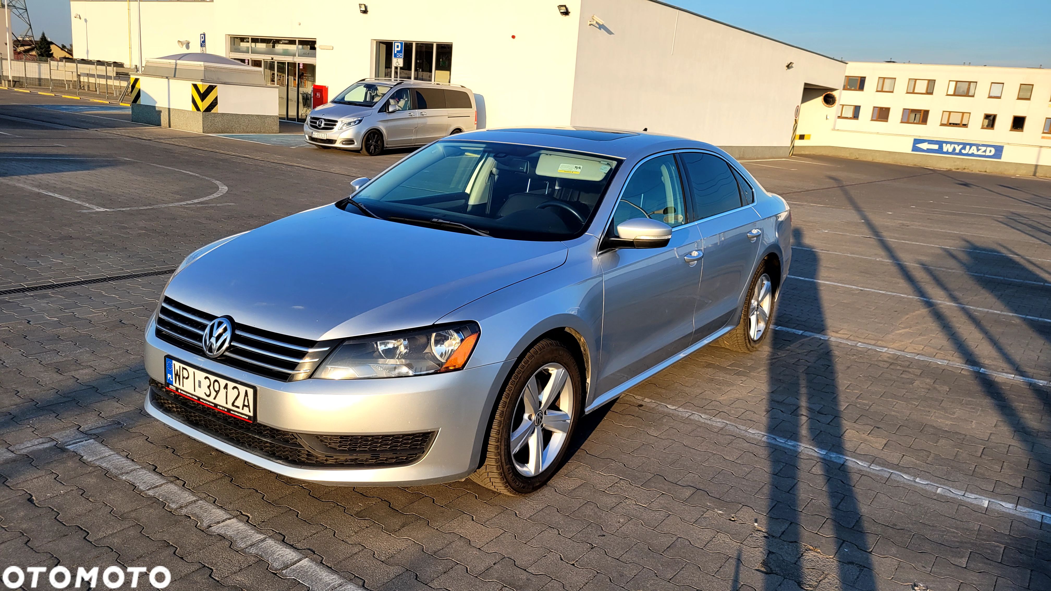 Volkswagen Passat - 1