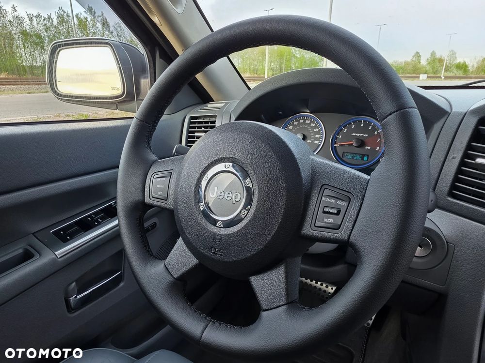 Jeep Grand Cherokee - 33