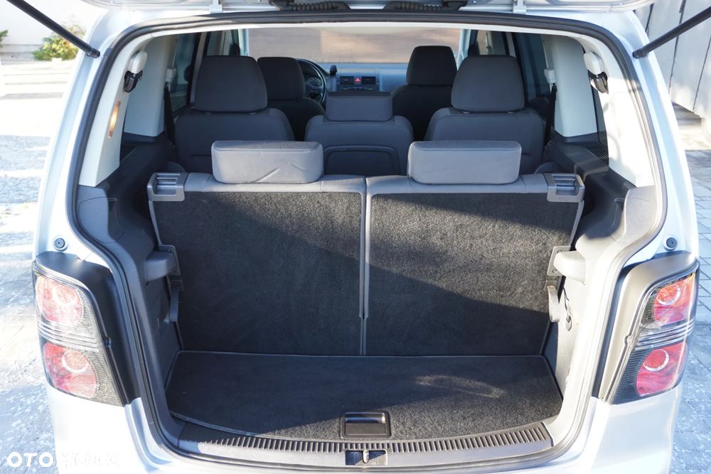 Volkswagen Touran 2.0 TDI Highline - 23