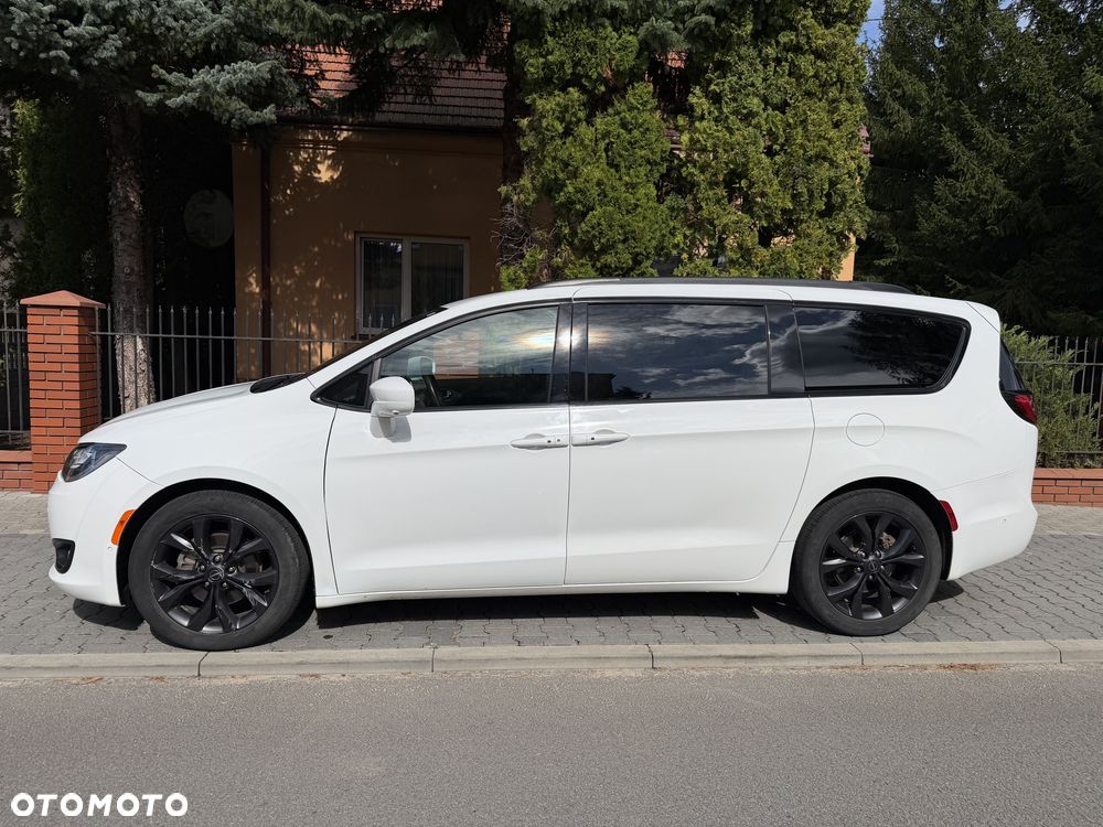 Chrysler Pacifica - 3