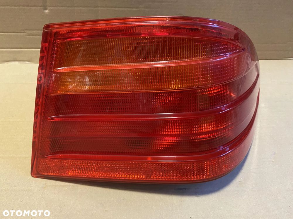 Lampa Mercedes E-Klasa W210 sedan prawa OE - 2