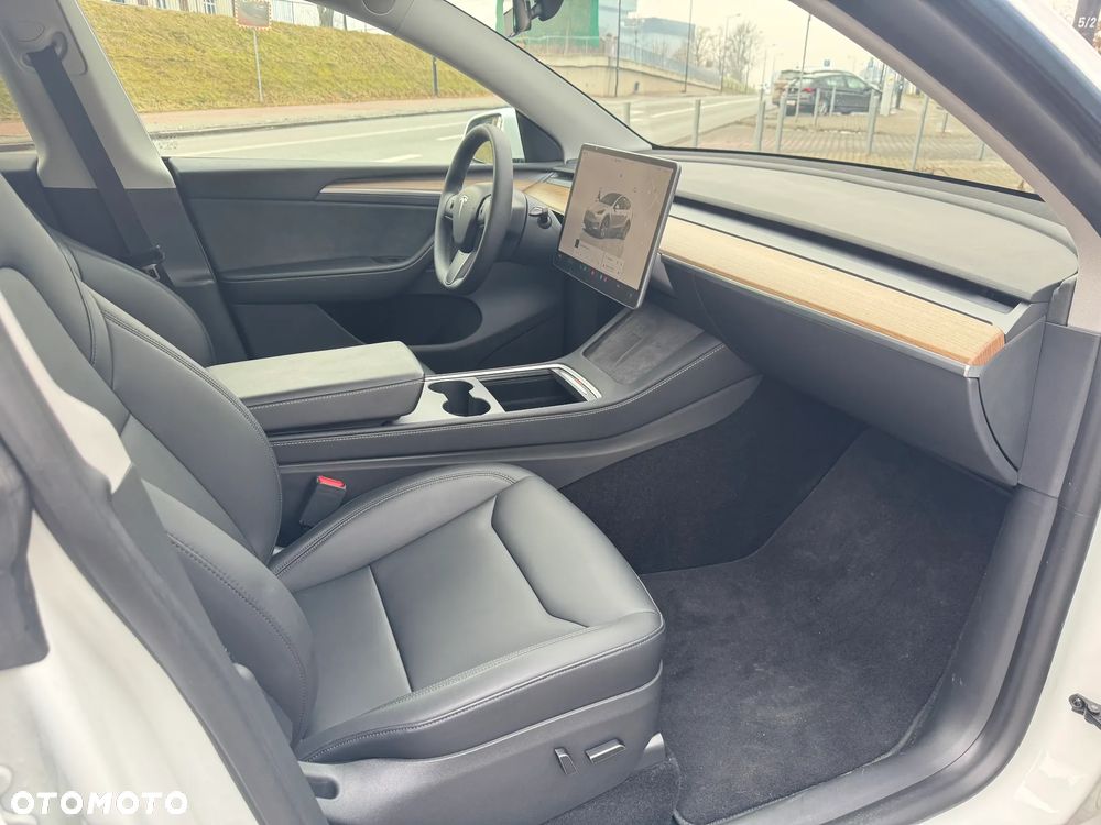 Tesla Model Y - 5