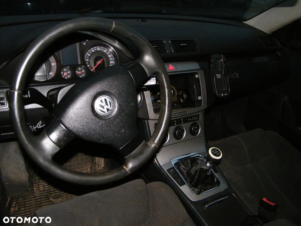 Volkswagen Passat B6 (05-10r.) 2.0 TDI 140KM. Silnik BMP Skrzynia HDV lakier LD5Q.Cały na części. GWARANCJA !!!  Przód Tył Zestaw Komplet Drzwi Klapa Zderzak Błotnik Maska Grill Atrapa Szyba Pas Lampa Lusterko Boczki Fotel Kanapa Kokpit Deska Rozdzielcza Przełącznik Włącznik Sterownik Przewody Wiązka Instalacja Moduł Komputer Czujnik Listwa Pompa Alternator Wtryski Głowica Rozrusznik Kompresor Sprzęgło Dwumas Silnik Skrzynia ABS Klimatyzacji Paliwa Wspomagania Kolektor Turbina Przepustnica Zawór Chłodnica Koło Hak Belka Sanki Zawieszenie Mcpherson Półoś Amortyzator Wydech Tłumik Zacisk Most - 10