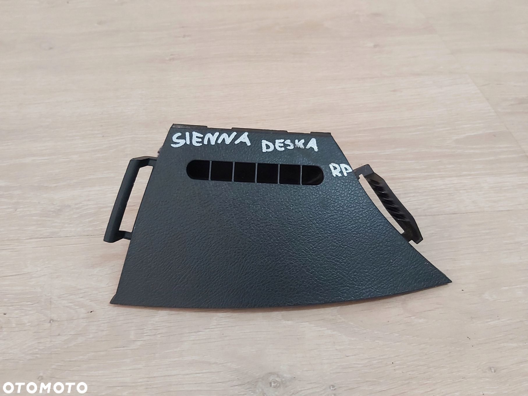 TOYOTA Sienna osłona deski prawa czarna 62225-08030 - 1