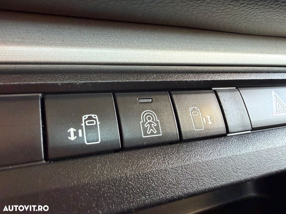 Peugeot Traveller e-Traveller L2 100kW - Baterie 75kWH Business VIP - 16
