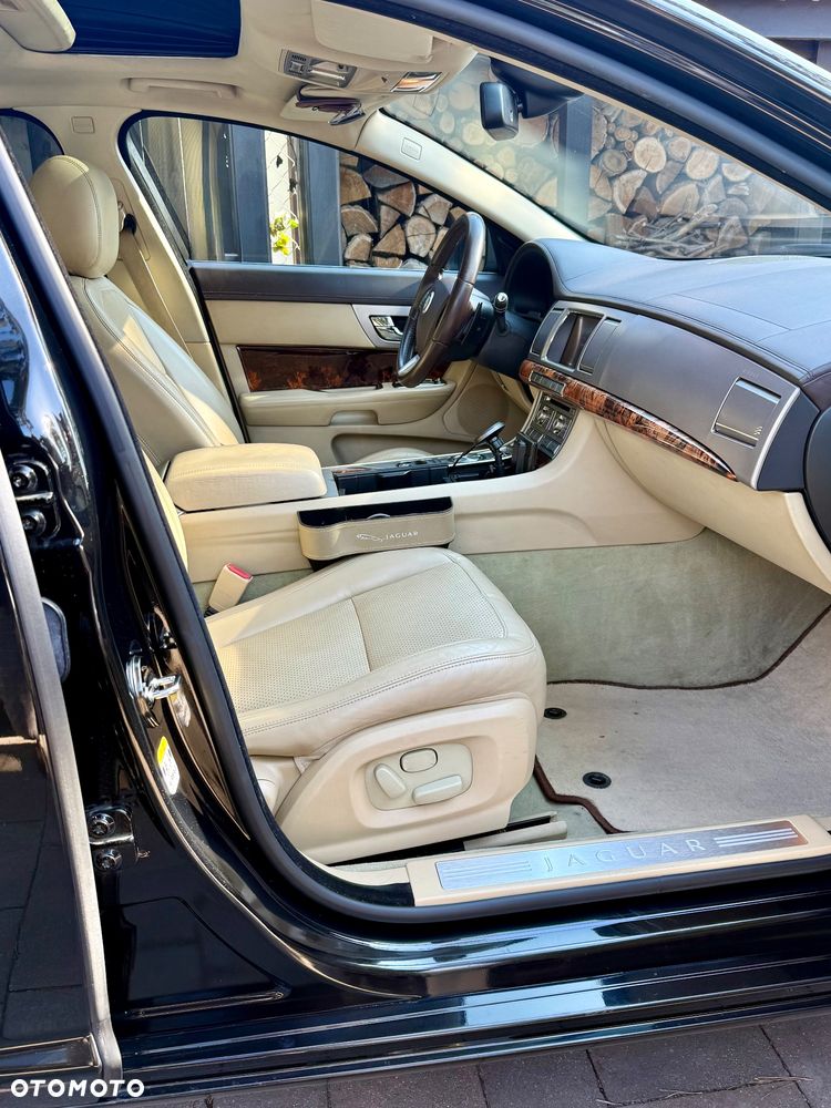 Jaguar XF 2.7 V6 D Luxury - 16