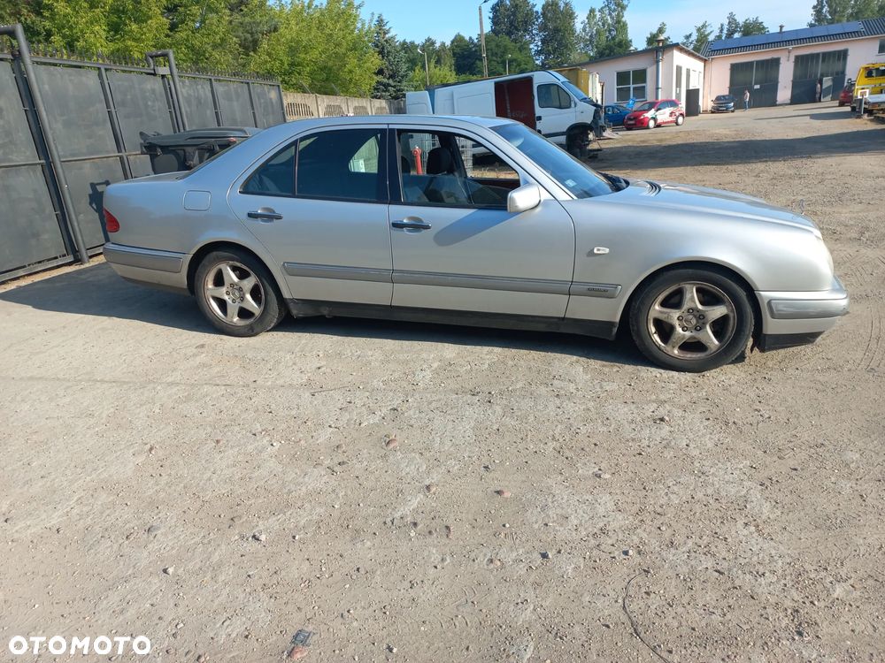 Mercedes W210 2.2 Diesel 70kw  98r wszystkie części lampa  drzwi - 2