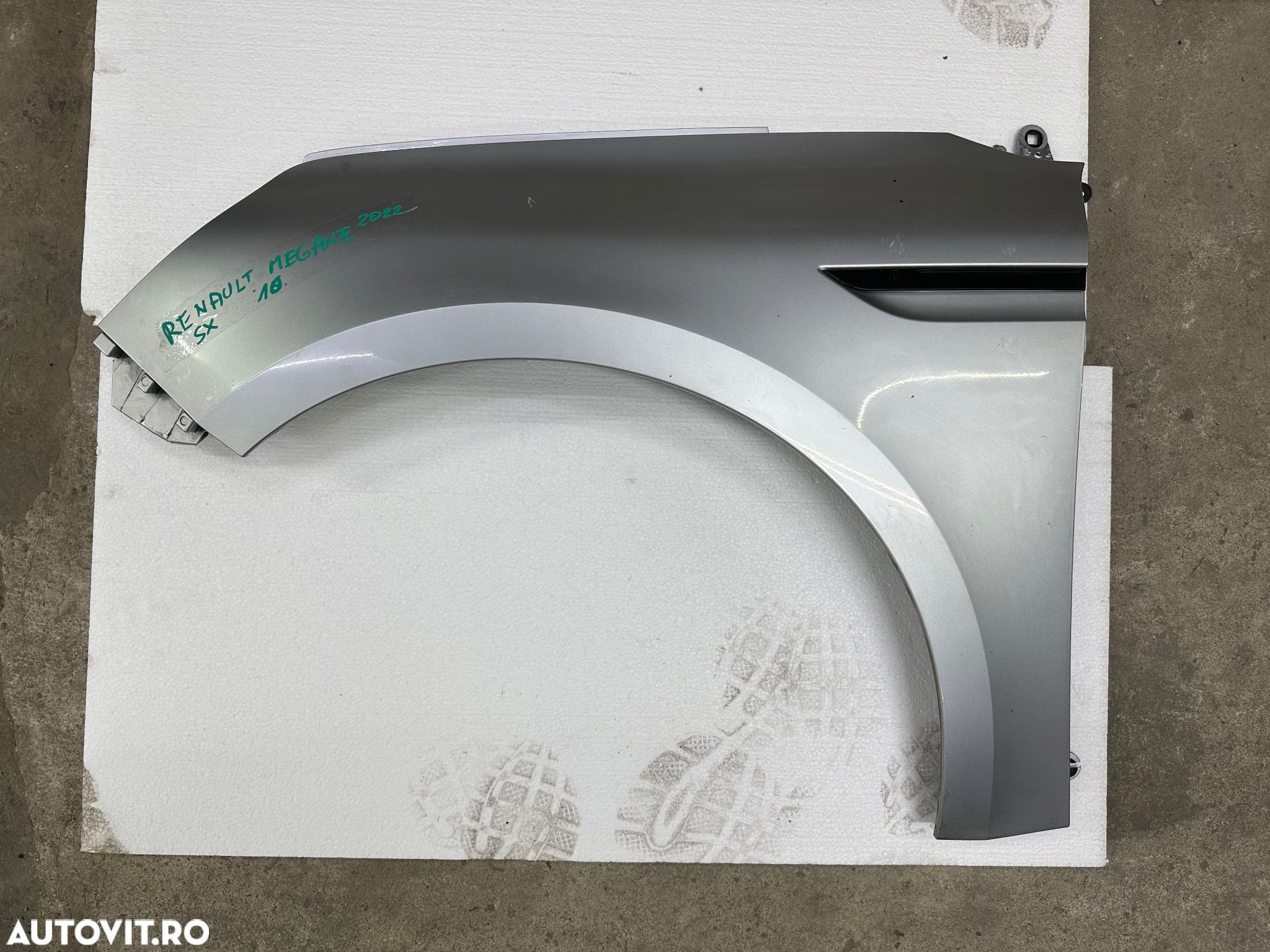 Aripa stanga fata completa RENAULT MEGANE an 2022  cu defect - 1