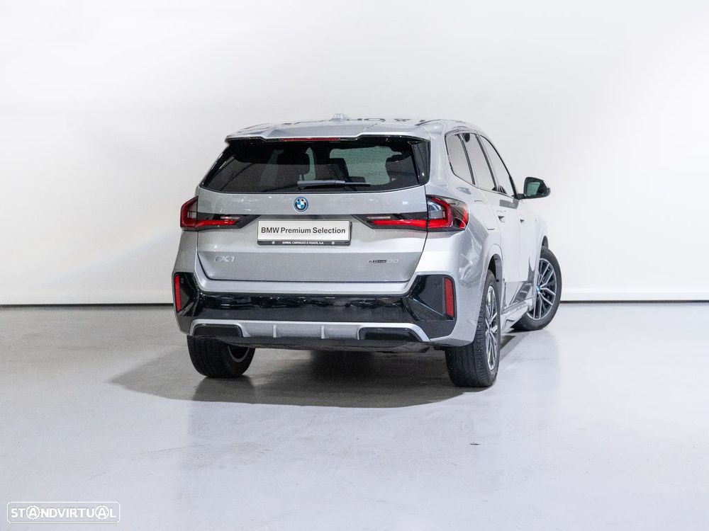 BMW iX1 eDrive20 Pack Desportivo M - 29