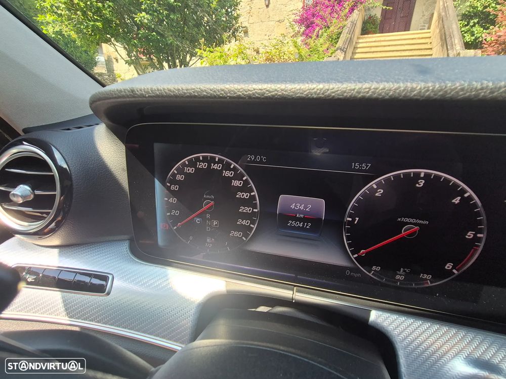 Mercedes-Benz E 220 d 4Matic 9G-TRONIC AMG Line - 2