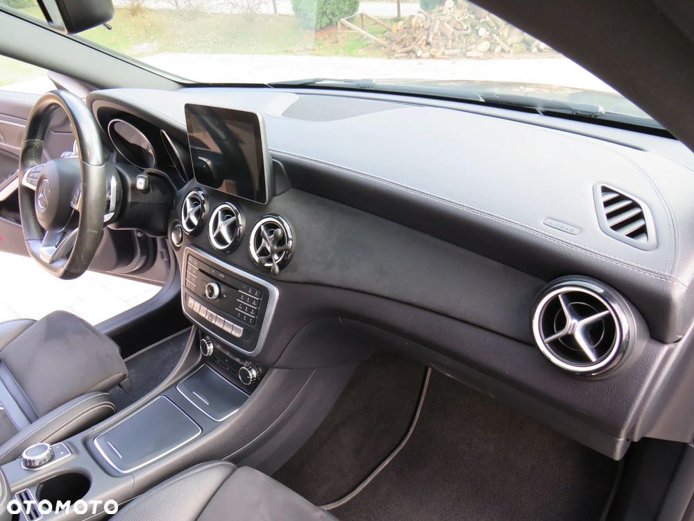Mercedes-Benz CLA 180 7G-DCT - 31
