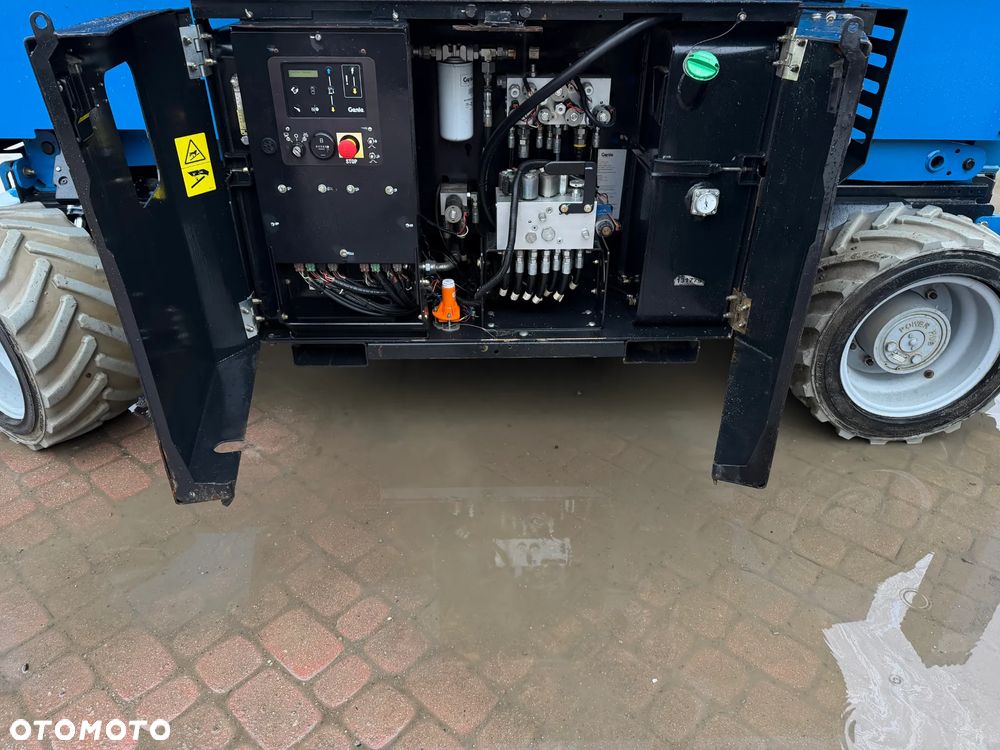 Genie Zwyżka Terenowa GS-4069RT Podnośnik Nożycowy Dźwig 14,5 metra jak Nowa z salonu! 1300 mtg. 2016 rok, Fabryczna przetwornica! 2x Gniazdo 230v góra dół. Pochodzi z Norweskiego urzędu Komuny. Zadbana! 4x4 Silnik Kubota. Zero Luzów i wycieków. Aktualne Serwisy DEKRA BMWT. Wysuwany Balkon. Sterowana z dołu i góry. Okazja Tanio !! Dokumentacja! Bez DPF, adBLUE - 16