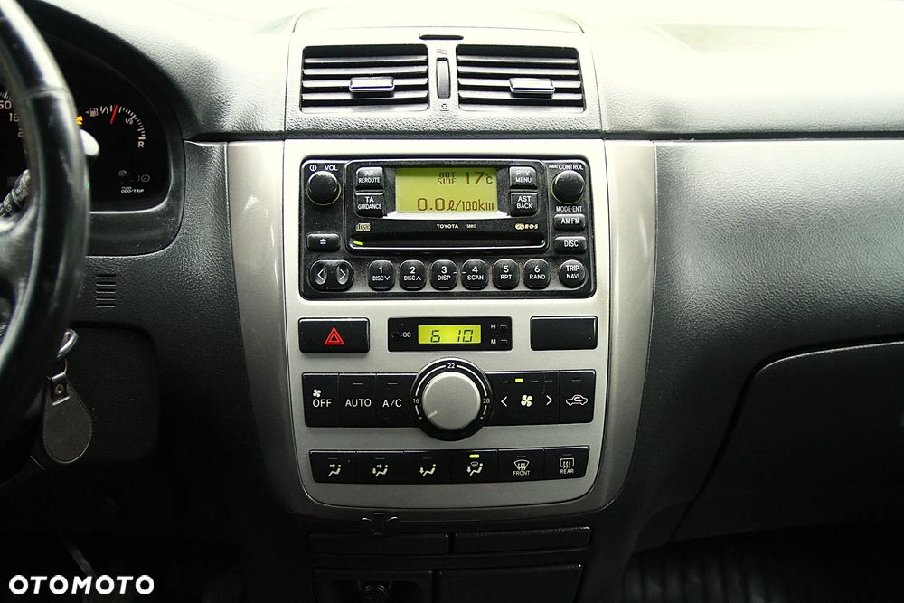 Toyota Avensis Verso D-4D Sol - 24