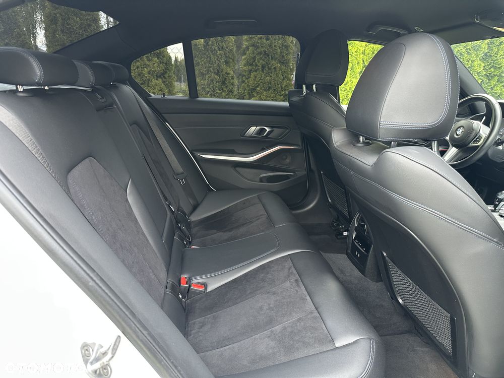 BMW Seria 3 330e M Sport - 13