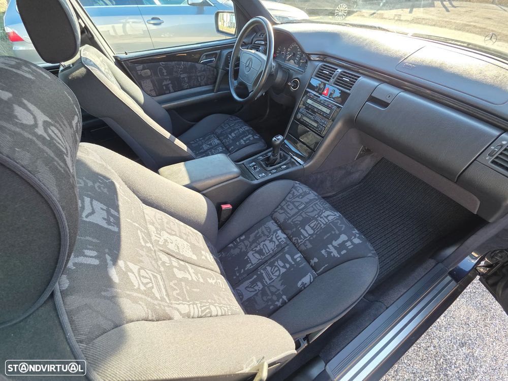 Mercedes-Benz E 250 TD Classic - 29