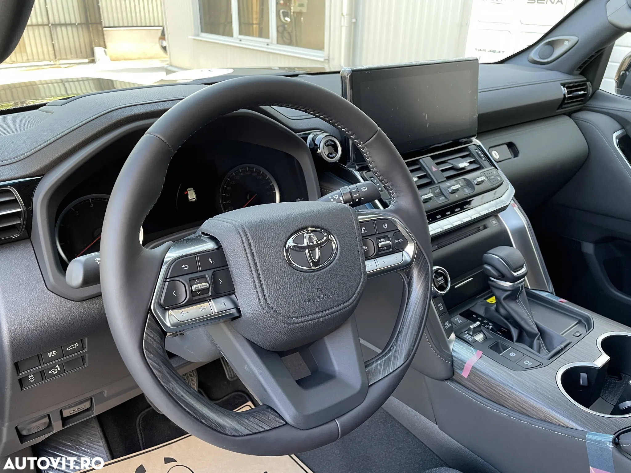 Toyota Land Cruiser 300 - 12