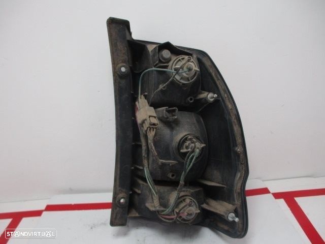 FAROLIM TRASEIRO ESQUERDO MITSUBISHI PAJERO SPORT I 2003 - - 2