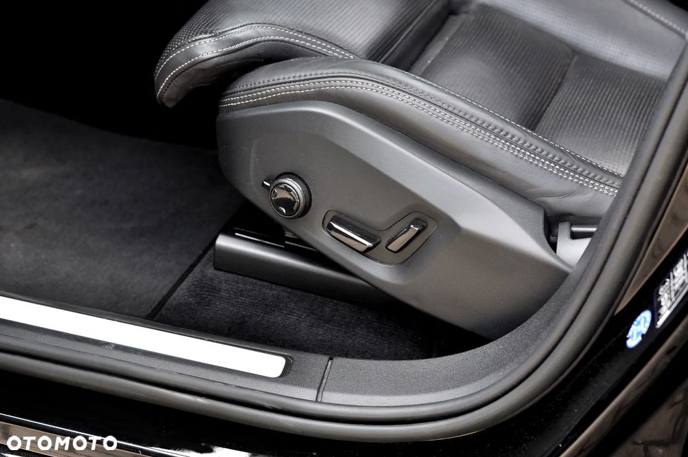 Volvo XC 60 B5 D AWD Ultimate Dark - 24