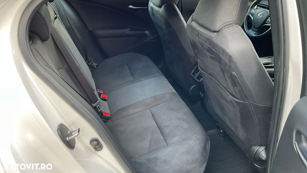 Lexus UX 250h FWD Business - 29